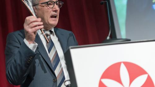 Not Carl, ün dals iniziants da mia Engiadina, referischa a Scuol (fotografia: mia Engiadina).