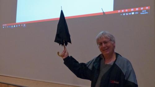 Jon Mathieu ha referi aTschlin sur dal far cul fain e l'istorgia da la pauraria (fotografia: Flurin Andry).