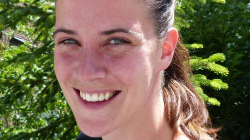 La chantadura Nina Mayer da Ramosch es motivada (fotografia: Flurin Andry).