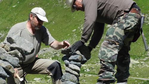 Daniel Cotti (a schnestra) ed Andreas Hofer vi da lur ouvra cumünaivla sül Pass dal Flüela (fotografia: Annatina Filli).