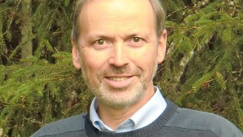 Philipp Gunzinger, directer e parsura dal Center da sandà Engiadina Bassa (CSEB), ha tgnü il pled festiv pels prüms avuost a Ftan (fotografia: mad).