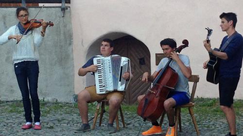 Ils Janischs han fat cun lur musica populara viadi tras l’Engiadina (fotografia: Annatina Filli).