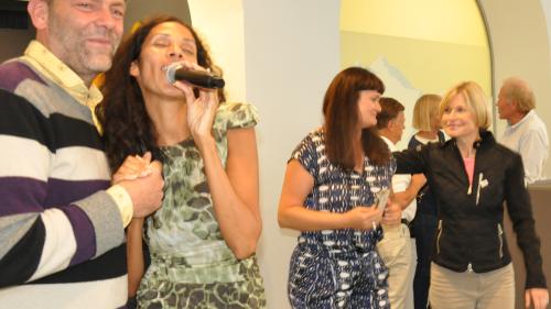 Eröffnungsparty der neuen iLounge mit Überraschungsgast, der brasilianisch-deutschen Jazzsängerin Bê Ignacio (2.v.l.) Fotos: Marie-Claire Jur