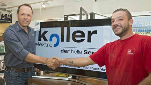 Samuel Schäfli (links) der Elektro Koller AG, überreicht dem Tippkönig Daniel Dias Dobromirovic einen neuen Flachbildschirm (Foto: Raphael Bauer).