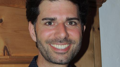 Il romanist Rico Valär ha referi illa Chasa Jaura a Valchava davart la lingua e cultura rumantscha (fotografia: Benedict Stecher).