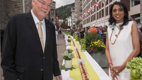 Badrutt's Palace Direktor Hans Wiedemann und Ehefrau Martha beim Anschnitt des Kuchens. Foto: fotoswiss.com/Giancarlo Cattaneo