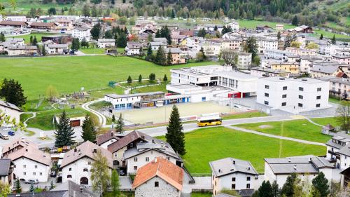 Sicht auf das Schulhausareal in Zernez. Foto: Jon Duschletta