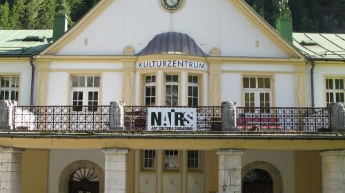 I’l Center d’art contemporana Nairs a Scuol sun bainvgnüts tuot ils interessats in art (fotografia: Benedict Stecher).