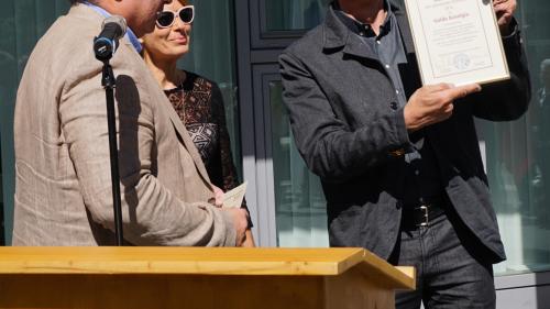 Von links: Gemeindepräsident Martin Aebli, Dora Lardelli und der Kulturpreisträger Guido Baselgia. Foto: Jon Duschletta