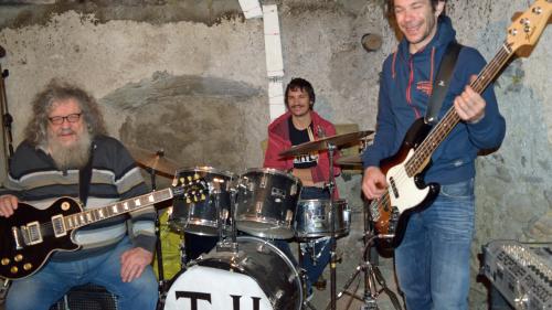 La gruppa TSU cun Otmar Derungs, Duri Famos e Curdin Caspescha (da schnestra) sun ils organisatuors da l’open air Sclamischot (fotografia: mad).