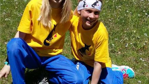 Las duos giuvnas curriduras Natalia Meyer (a schnestra) e Lea Meuwly s’allegran per las cuorsas illa regiun da Scuol (fotografia: mad).