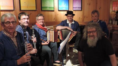 Otmar Derungs es cuntaint cun seis purtrets chi han daplü culuor co plü bod. La Chapella Tamangur ha inromà la vernissascha da si'exposiziun illa Crusch Alba a Scuol. (fotografias: Selina Bisaz).