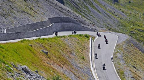 Motorradfahrer auf der italienischen Seite des Stilfserjochs. Foto: pixelio.de/Erich Westendarp