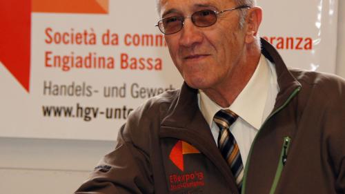 Claudio Andry, il president da la Società da commerzi e mansteranza Engiadina Bassa, ha infuormà davart la situaziun economica actuala in Engiadina Bassa (fotografia: Jon Duschletta).
