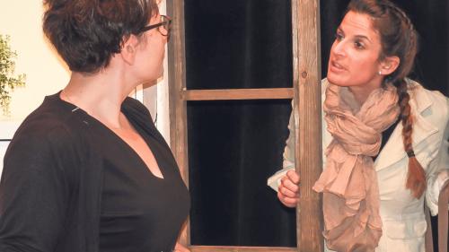 Duonna Fent (a schnestra) survain visitas dad üna vaschina buondriusa. (fotografia: Annatina Filli)