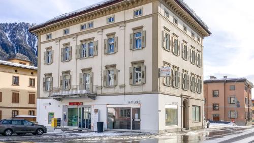 La chasa 86 sülla cruschada principala i’l minz da Zernez vain, dürant ils prossems 15 mais, restructurada e müdada al center administrativ da la Banca Raiffeisen Engiadina Val Müstair. (fotografia: Jon Duschletta)