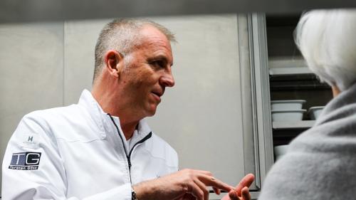 «Die Verschwendung ist riesig.» TV-Koch Torsten Götz erzählt den Slowfood-Mitgliedern in der Küche des Hotel Randolins in St. Moritz von seinen Erfahrungen mit Food Waste und riet: «Bleibt wach, sensibel aber immer genussvoll». Fotos: Jon Duschletta