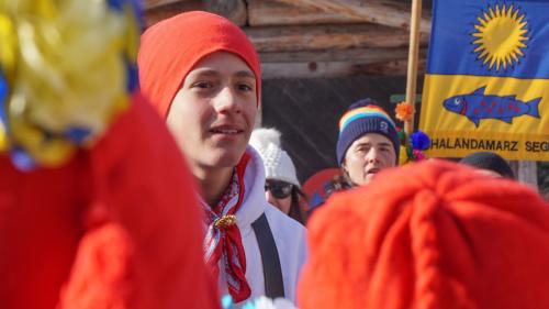 Die Silser Schuljugend feiert bereits am Tag vor Chalandamarz in der Val Fex. Foto: Jon Duschletta 