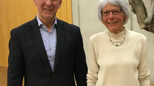 La presidenta dal Consorzi Chasa Puntota, Ursina Mengiardi, ha preschantà a Roland Weber da Cuoira, sco manader da la direcziun operativa (fotografia: Consorzi Chasa Puntota Scuol).