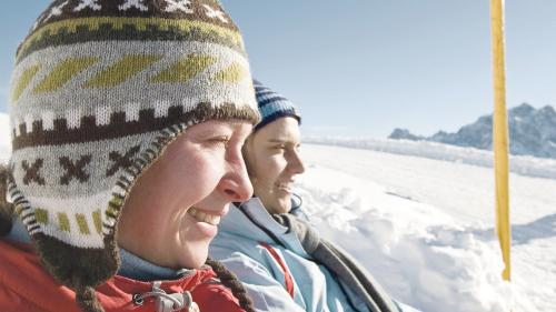 Cur cha’l sulai splendura van giasts ed eir indigens jent a spass süllas sendas invernalas cha’ls cumüns preparan. (fotografia: mad)