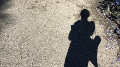 Eine Yogamatte gehört zu den wohl sperrigsten Dingen, die man mit sich herumtragen kann. Sie passt einfach in keine Tasche. Foto: Carla Sabato