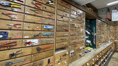 838 Schubladen mit Werkzeugen aller Art gibt es im Eisenwarengeschäft Wüthrich in Langau. Ein Laden, in dem die Zeit auf wunderbare Art stehen geblieben ist. Foto: Reto Stifel