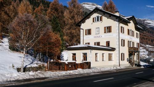 Il possessur e mneder da l’Hotel Veduta a Cinuos-chel voul ingrandir l’hotel e la spüerta (fotografia: Jon Duschletta).