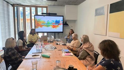 Beim Workshop «Zeitung online lesen mit der Engadiner Post» konnten die Teilnehmenden direkt Fragen stellen und voneinander profitieren. Jeder Schritt wurde gemeinsam und in Ruhe erklärt und dann ausprobiert. Foto: Fabia Niggli