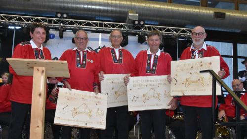 Cun grand applaus sun els gnieus tschernieus scu commembers d’onur da la societed: Nuot Godly es daspö 53 ans musicant e commember da la societed, Reto Juon e Hans Graf daspö 52 ans e Gian Peider  Albin daspö 37 ans (fotografia: Nicolo Bass).