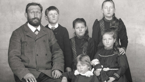 Üna famiglia sainza mamma, ma sainza indicaziuns plü precisas,  fotografada in Val Müstair intuorn l’on 1895 da Johann Feuerstein (fotografia: Johann Feuerstein/Fundaziun Fotografia Feuerstein)
