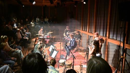 Gianni Tschenett mit grosser Formation sorgten für eingängige Klänge und eine Premiere im Zuoz Globe. Eine Musikformation dieser Grösse stand im Globe noch nie auf der Bühne. Foto: Sina Margadant