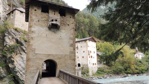Avant 20 ons es naschü il proget per renovar e realisar la fortezza d’aventüra Altfinstermünz. Uossa manca be amo la funiculara chi maina ils visitaduors giò sper l’En (fotografia: archiv Posta Ladina).