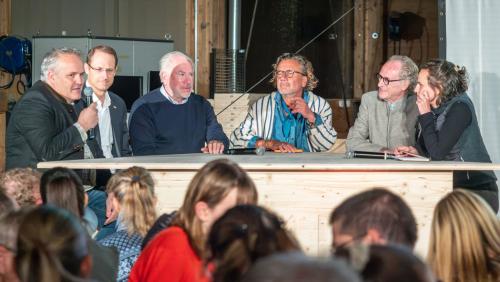 V.l.: Holzbauspezialist Enrico Uffer, RhB-Direktor Renato Fasciati, Event-Moderator Christoph
Stroschein, Hotelier Christoph Hoffmann, Architekt Matteo Thun und der Architektin Cilgia Salzgeber. Foto: Jon Duschletta