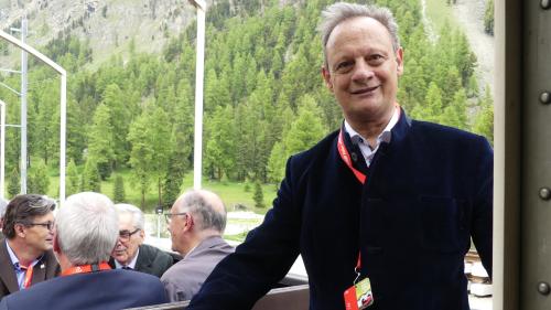 Stefan Engler, anteriur commember e parsura dal cussagl administrativ da la Viafier retica es hoz cuntaint, chi’s hegia insistieu per ün tunnel nouv e chi’d es reuschieu da superer tuot ils obstaculs (fotografia: Sandra Balzer).