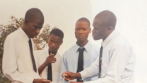 Dennis mit seinen Schulfreunden in der Mkushi Secondary School im Jahr 2006. Foto: z. Vfg / Dennis Ulayayi