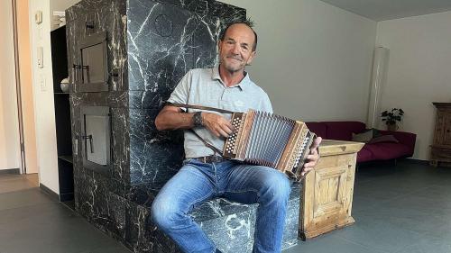 Das Schwyzerörgeli ist eine ganz grosse Leidenschaft von Gian Gilli. Foto: Andrea Gutgsell