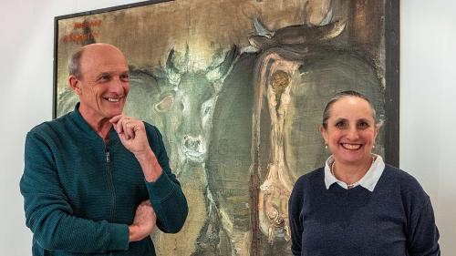 Moreno Raselli und Patrizia Guggenheim in der Casa Console in Poschiavo vor dem Varlin-Bild Hommage à Segantini. Foto: Jon Duschletta