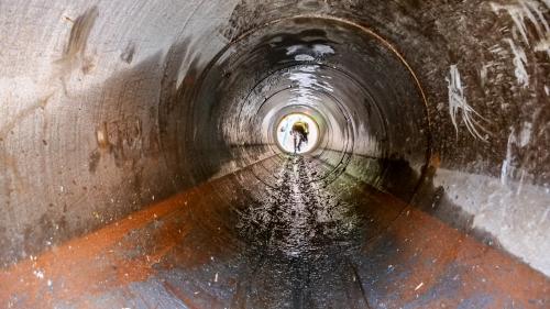Durch diese Röhre führt ab Herbst der Weg der Fische in eine rund 70 Meter lange Fischtreppe zur Überwindung der künstlichen Wehr zur Wasserfassung der EKW in Susauna. Foto: Tiago Sousa de Almeida