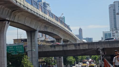 Ein Brücken-Labyrinth führt von der Hochbahn in Bangkok nicht nur über das Chaos am Boden sondern auch zu tollen Überraschungen (Foto: Ruth Bossart).