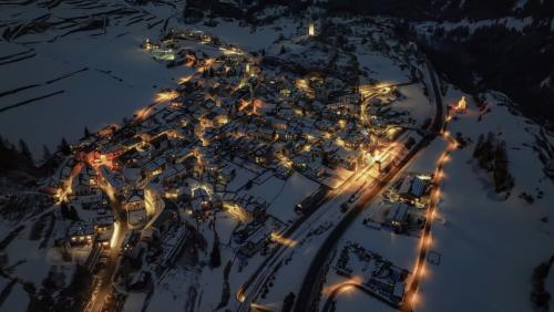 Weniger Licht, mehr Natur: Die Beleuchtung wertet Ardez nachhaltig auf. Foto: nachtaktiv/Lichtplanung Scuol