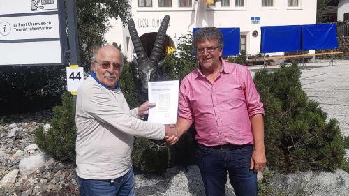 Richard Hunziker (links), überreicht dem Gemeindeschreiber Urs Niederegger die Unterschriften.  Foto: z. Vfg