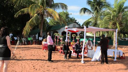 Die Hochzeit am Strand von Dennis und Stephanie im März 2014. Foto: z. Vfg / Dennis Ulayayi