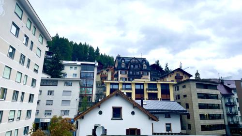 Bezahlbarer Erstwohnraum soll in Graubünden weiter gefördert werden. Der Grosse Rat hat am Donnerstag ein Gesetz verabschiedet, dass verschiedene  Massnahmen vorsieht, um dieses Ziel zu erreichen. 			Foto: Fadrina Hofmann