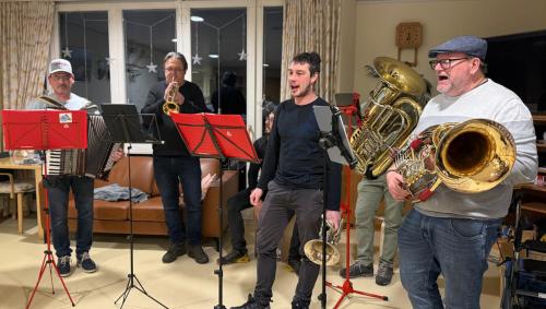 Ses dals 7 Nanins pro ün concert illa partiziun da chüra da l'Ospidal da Scuol (fotografia: Fadrina Hofmann).