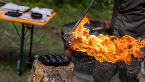 Nicolai Tram flambiert Æbleskiver mit Wildschweinragout am Flambadou. Foto: Aesthete Agency / St. Moritz Gourmet Festival