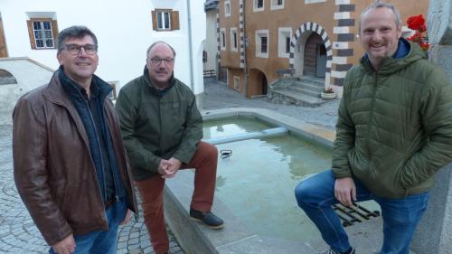 Curdin Lansel, Giusep Giuanin Decurtins e Clau Scherrer (da schnestra) sülla Plazza Somvih, üna da las plazzas da Zuoz ingio chi gnarà chantà in lügl 2022 (fotografia: Flurin Andry).