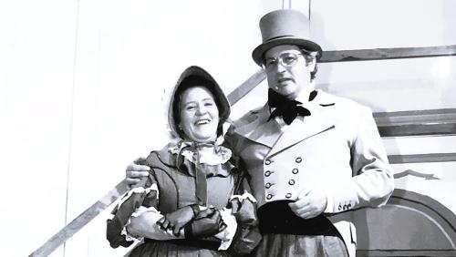 Lela Kamm-Mayer insembel cun seis hom Peter Kamm (1938 – 2002) dürant üna producziun da teater a Scuol. fotografia: Caterina Kamm