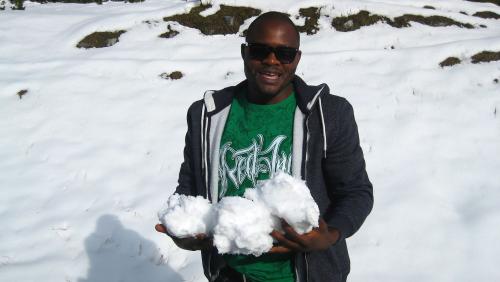 Dennis’ erster Kontakt mit Schnee auf dem Ofenpass im November 2013. Foto: z. Vfg / Dennis Ulayayi