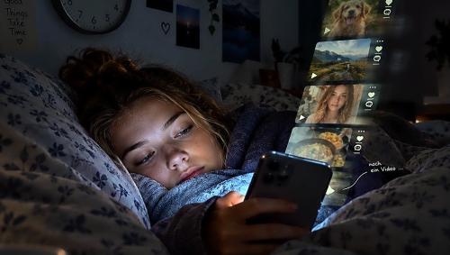 «Nur noch ein Video» – und aus ein paar Minuten werden Stunden. Der Daumen wischt weiter, während die Zeit verrinnt und der eigene Tag unbemerkt an einem vorbeizieht. Foto: KI-generiert
