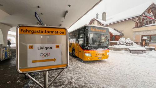 Das Olympia-Verkehrskonzept sah die frühe Lenkung von Besucherinnen und Besuchern mit Ziel Livigno auf den öffentlichen Verkehr vor. Dies hat laut Schlussbericht sehr gut funktioniert. Im Bild: Zernez. Foto: Jon Duschletta